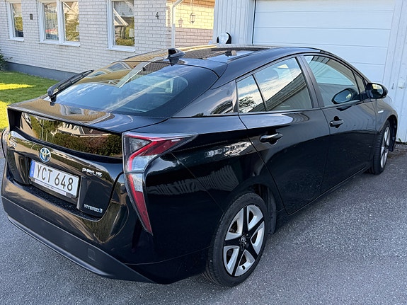Toyota Prius 7 of 15