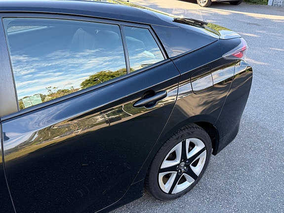 Toyota Prius 4 of 15