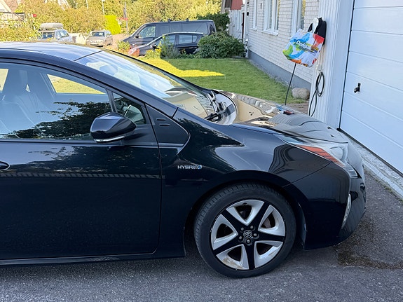 Toyota Prius 8 of 15