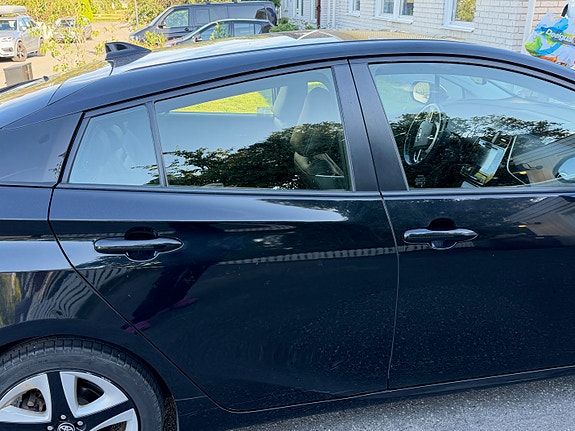 Toyota Prius 9 of 15