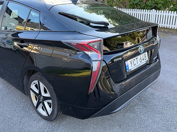 Toyota Prius 5 of 15