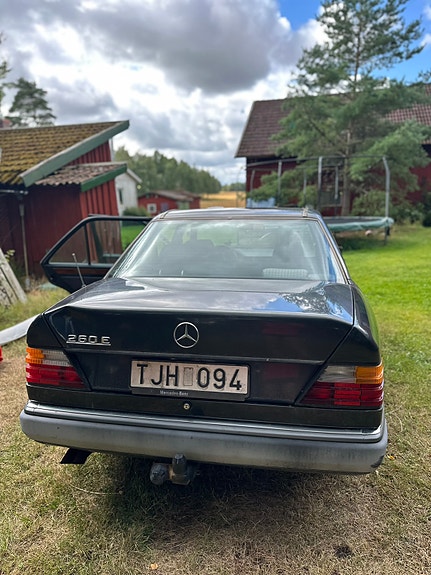 Mercedes-Benz 260 E 4 of 10