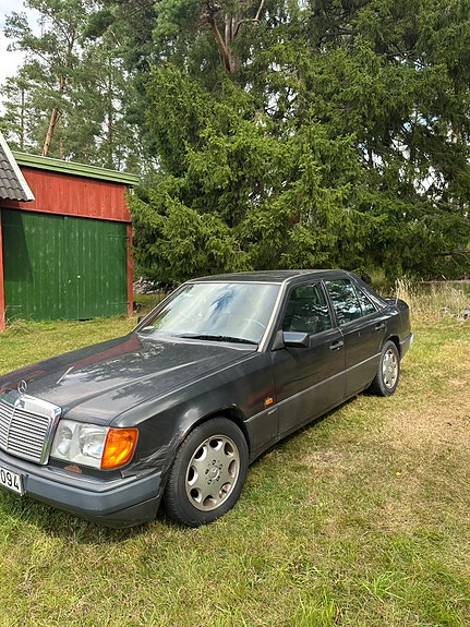 Mercedes-Benz 260 E 3 of 10