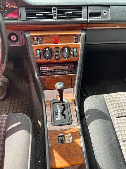 Mercedes-Benz 260 E 7 of 10