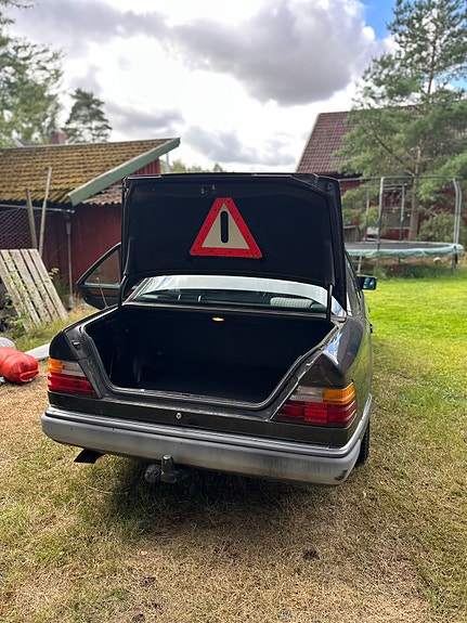 Mercedes-Benz 260 E 5 of 10