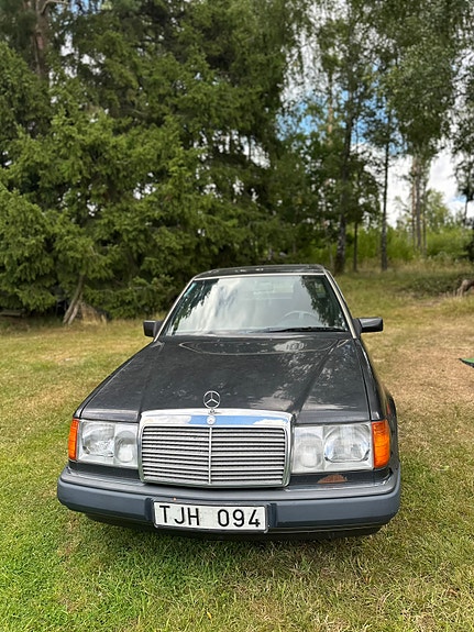Mercedes-Benz 260 E 2 of 10