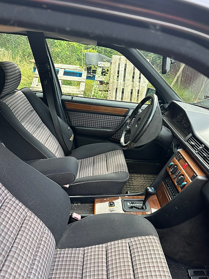 Mercedes-Benz 260 E 8 of 10