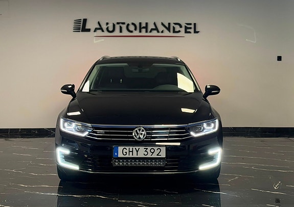 Volkswagen Passat 2 of 25
