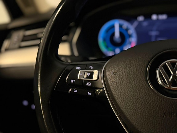 Volkswagen Passat 23 of 25