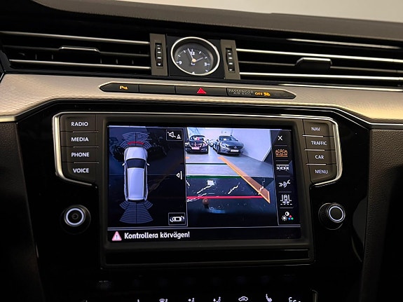 Volkswagen Passat 17 of 25