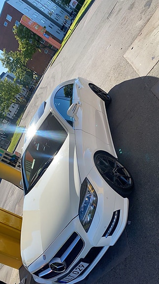 Mercedes-Benz CLS350 2 of 9