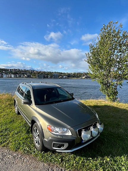 Volvo XC70 2 of 11
