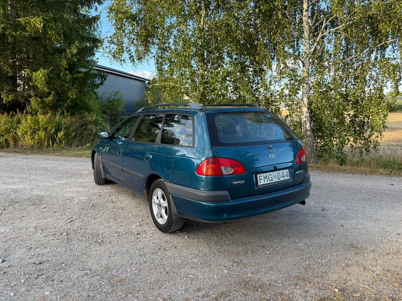 Toyota Avensis 2 of 6