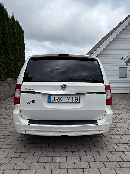 Lancia Voyager 3 of 13