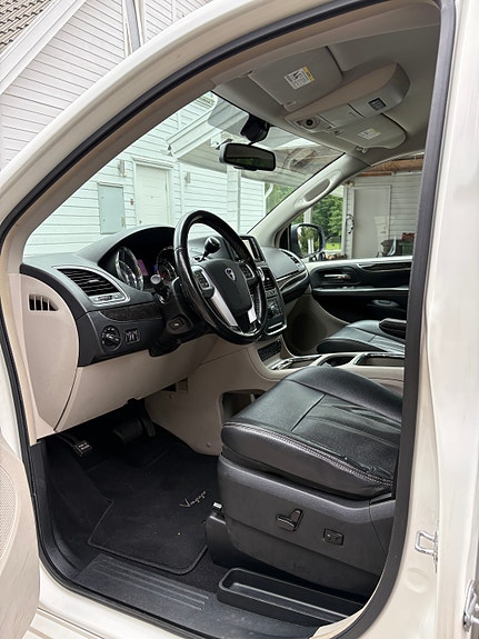 Lancia Voyager 4 of 13