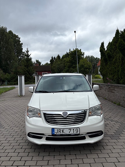 Lancia Voyager 2 of 13