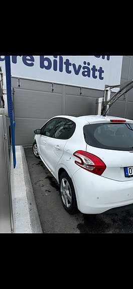 Peugeot 208 4 of 7