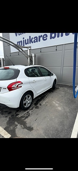 Peugeot 208 2 of 7