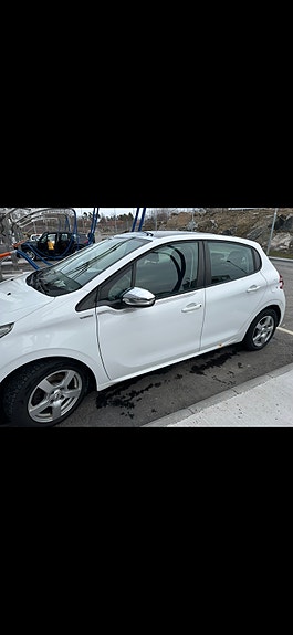 Peugeot 208 3 of 7