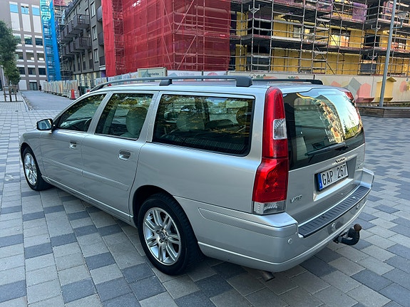 Volvo V70 3 of 7