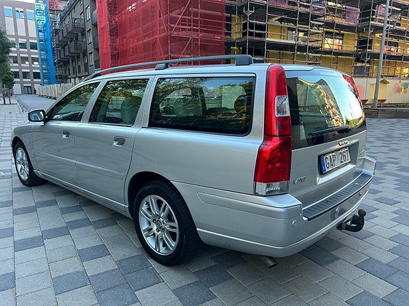 Volvo V70 2 of 7