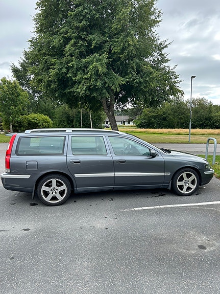 Volvo V70 3 of 4
