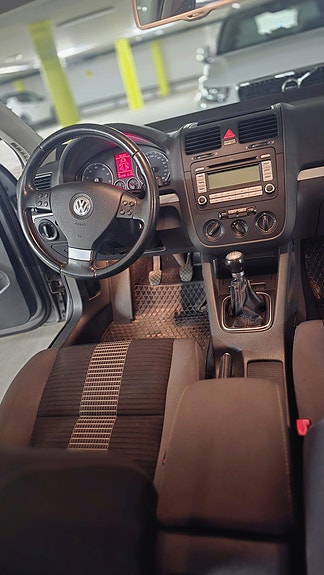 Volkswagen Golf V 2 of 8