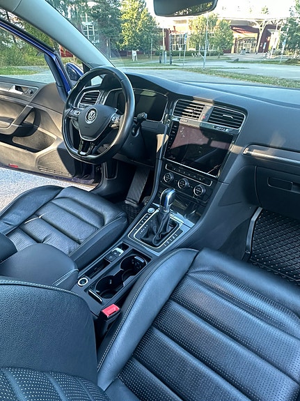 Volkswagen Golf VII 27 of 30