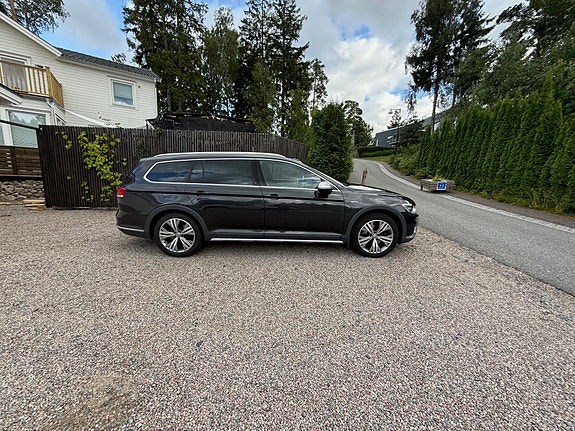 Volkswagen Passat Alltrack 3 of 6
