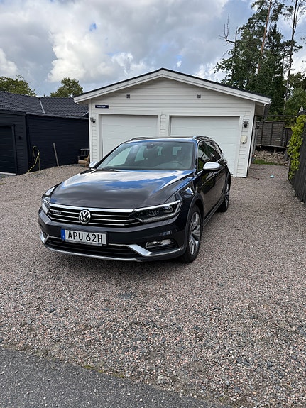 Volkswagen Passat Alltrack 2 of 6