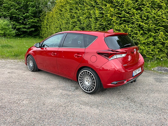 Toyota Auris 2 of 9