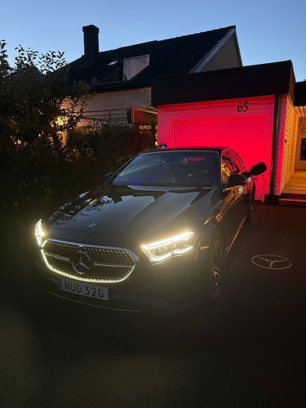 Mercedes-Benz E300 de 2 of 10