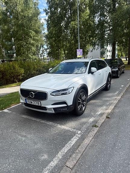 Volvo V90 Cross Country 2 of 4