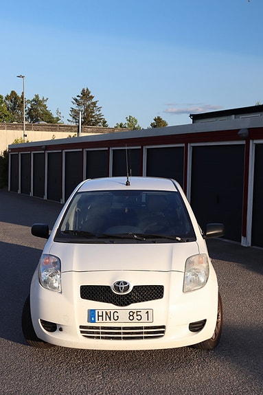 Toyota Yaris 2 of 10