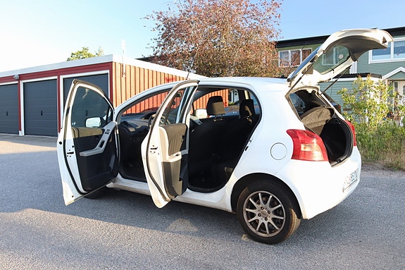Toyota Yaris 4 of 10