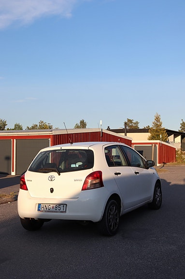 Toyota Yaris 3 of 10