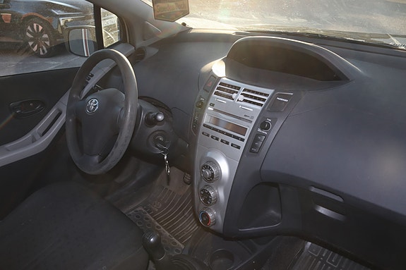 Toyota Yaris 6 of 10
