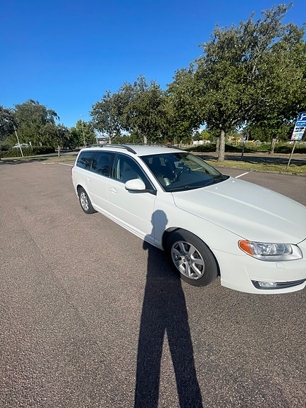 Volvo V70 2 of 5