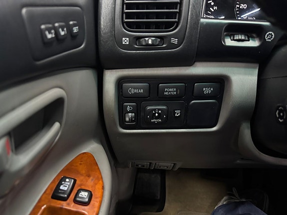 Toyota Land Cruiser 11 of 23