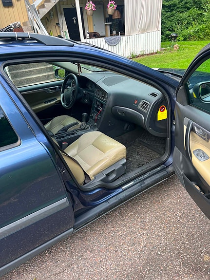 Volvo V70 2 of 10