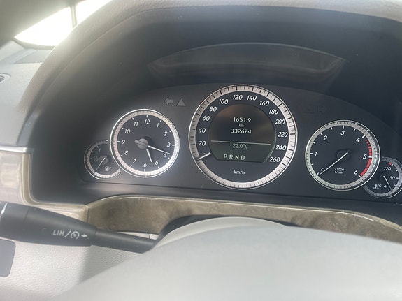 Mercedes-Benz E220 3 of 5