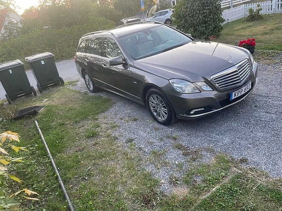 Mercedes-Benz E220 2 of 5