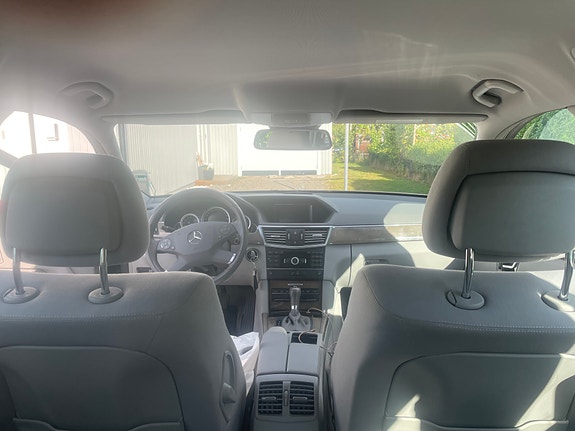Mercedes-Benz E220 4 of 5