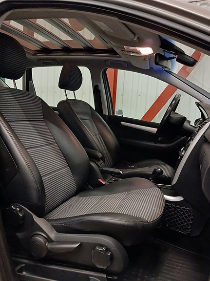 Mercedes-Benz A200 4 of 24