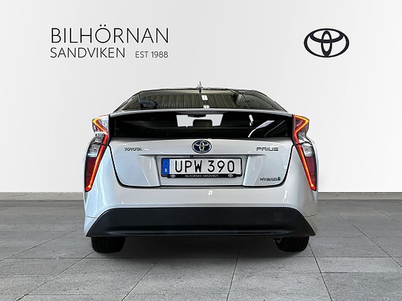 Toyota Prius 9 of 23