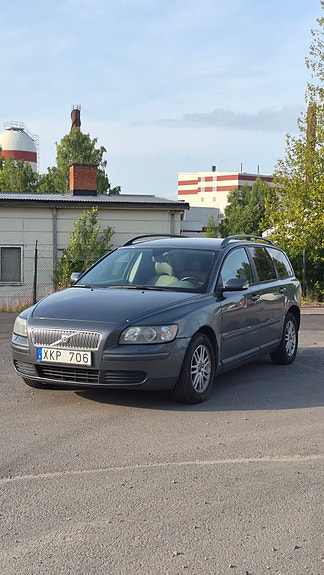 Volvo V50 2 of 5