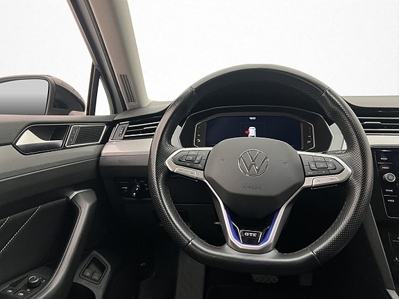 Volkswagen Passat 14 of 30
