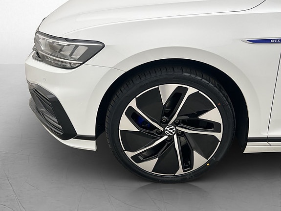 Volkswagen Passat 30 of 30