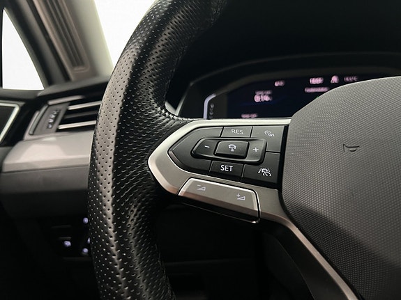 Volkswagen Passat 19 of 30
