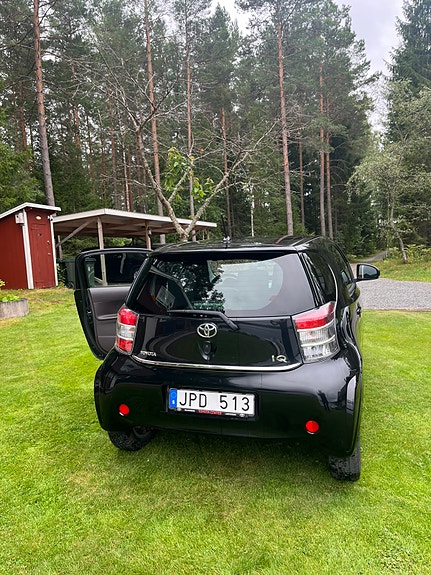 Toyota IQ 2 of 11